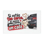 Imán para coche — Diseño divertido de café en español: "Si estás tan cerca, al menos invítame un café"