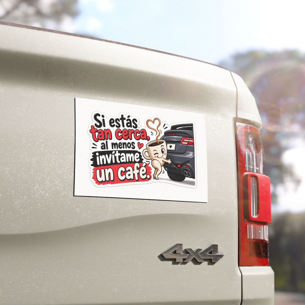 Imán para coche — Diseño divertido de café en español: "Si estás tan cerca, al menos invítame un café"